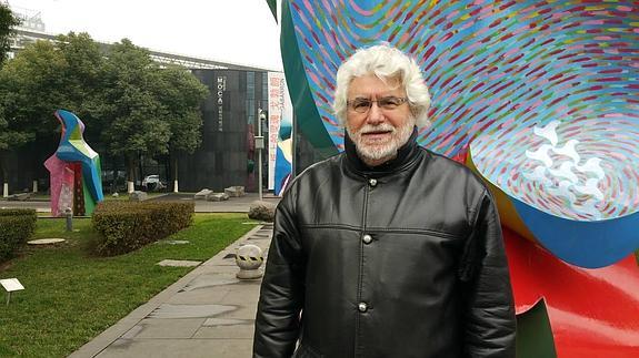 Cristóbal Gabarrón, delante de sus esculturas en China. 