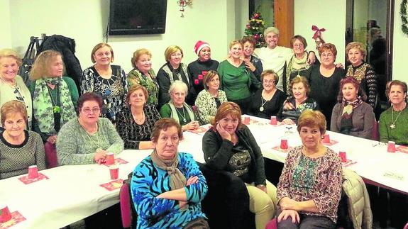 Mujeres de la asociación Virgen de Belén, durante uno de los encuentros navideños. 