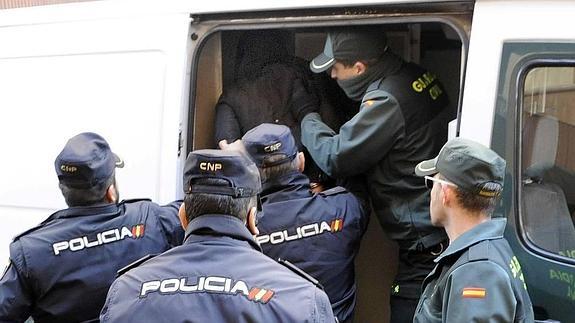 Traslado del presunto autor del doble asesinato en la vivienda del número 2 de la calle Oración.