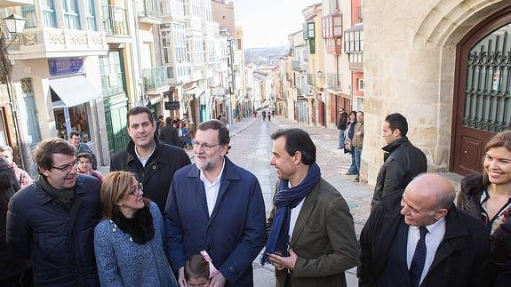 De izquierda a derecha, el secretario general del PP en Castilla y León, Alfonso Fernández Mañueco; la presidenta de la diputación, Mayte Martín; el delegado de la Junta, Alberto Castro; el presidente del Partido Popular, Mariano Rajoy; y el vicesecretario general de Organización del PP y presidente provincial, Fernando Martínez-Maillo, durante la visita de Mariano Rajoy a Zamora.