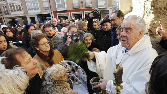 El párroco de San Miguel, Donato Gómez, bendice las mascotas.