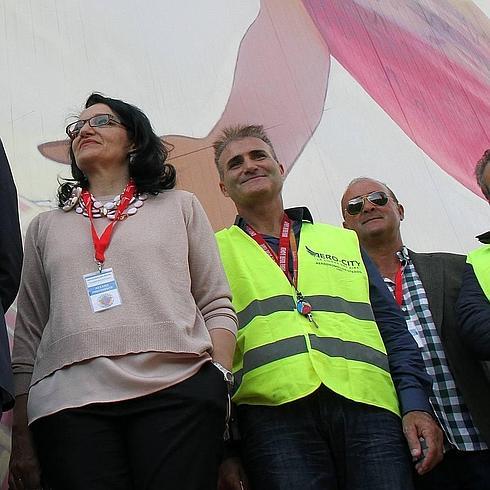 El empresario leonés Rogelio Fernández (con chaleco amarillo) durante la inauguración del aeródromo de Pajares de los Oteros.