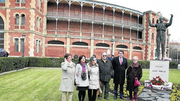 El alcalde Fernández Mañueco junto a Victoriano Valencia y las hermanas de Julio Robles, frente a la estatua del torero.