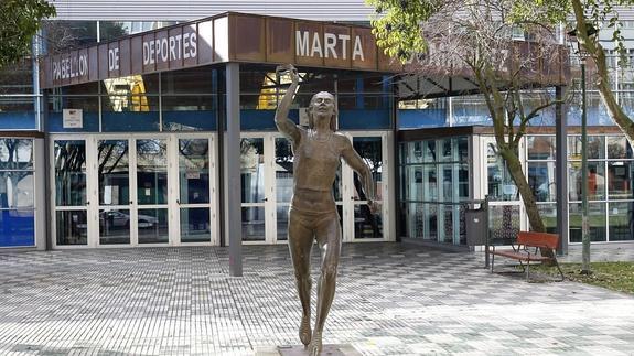 Imagen de la escultura de Marta Domínguez que preside la entrada del pabellón que lleva su nombre en Palencia.