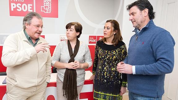Organización Territorial del PSCYL, Carmen García (2i), el portavoz socialista en la FRMPCyL y alcalde del Real Sitio de San Ildefonso, José Luis Vázquez (d), la secretaria de Política Municipal, Virginia Barcones (2d), y el presidente de la Comisión Gestora del PSOE de Ávila, Narciso Serrano (i), al inicio de la reunión con alcaldes, hoy en Ávila, para abordar la Ordenación del Territorio en Castilla y León. 