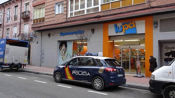 Una patrulla de la Policía Nacional vigila la puerta del Lupa poco después del atraco.