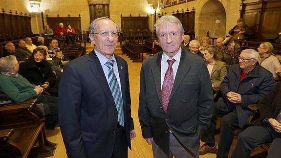 Feliciano Trebolle y Celso Almuiña, presidente del Ateneo, ayer en al Aula Triste del palacio de Santa Cruz. 