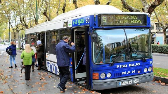 Un usuario del autobús urbano entra en uno de los vehículos.