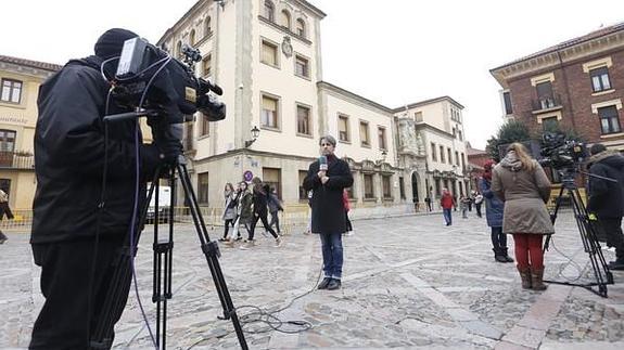 Medios de comunicación frente a la Audiencia Provincial de León en la segunda jornada del juicio por la muerte violenta de Isabel Carrasco. 
