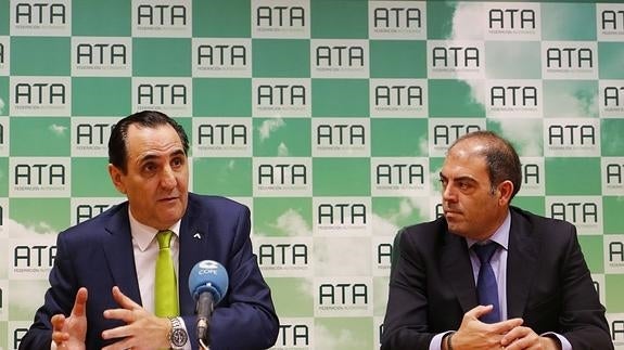 José Rolando Álvarez y Lorenzo Amor, tras la firma del acuerdo en Madrid. 