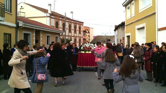 Vecinas de la localidad bailan frente a la imagen durante la procesión por las calles de la localidad. 