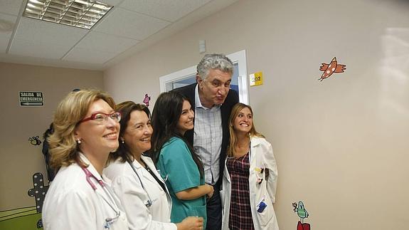 Romay, junto a personal sanitario, durante la visita que hizo el pasado año al hospital. 