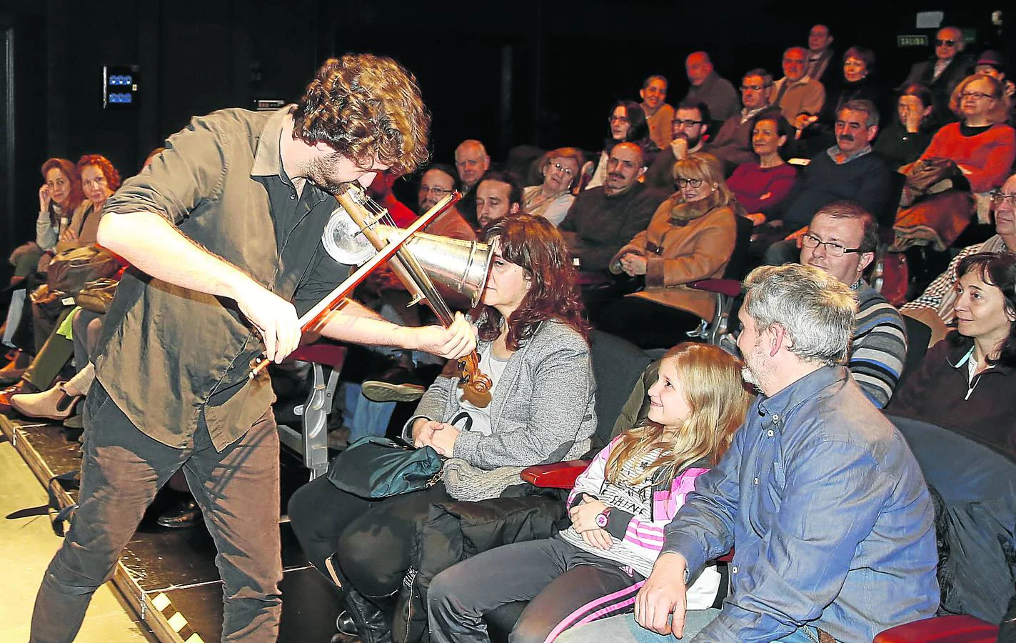 Diego Galaz dedica la melodía de su violín-trompeta a su musa-sobrina, durante el concierto de ayer en el Teatro Zorrilla. 