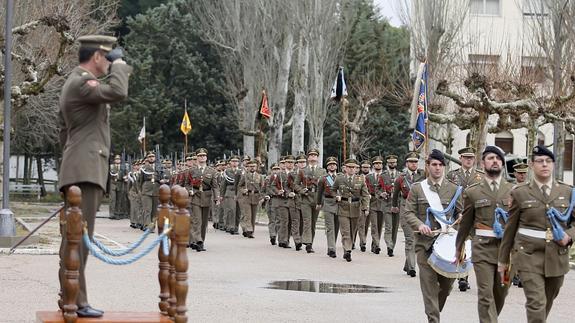 Desfile de alumnos de la Academia de Caballería, en el cuartel Teniente Galiana. 