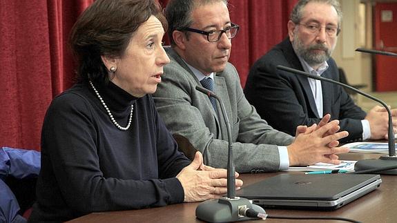 La presidenta de la Asociación de la Prensa de Madrid, Victoria Prego, el vicerrector del campus de Segovia de la UVa, Juan José Garcillán, y el presidente de la Asociación de la Prensa de Segovia, Miguel Ángel López. Alberto Benavente-Ical