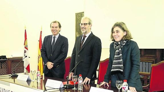 El coordinador del Área de Empleo de CRUE-Asuntos Estudiantiles, Nicolás Díaz de Lezcano, junto al rector;Daniel Hernández Ruipérez y Cristina Pita Yáñez, vicerrectora de Atención al Estudiante. 