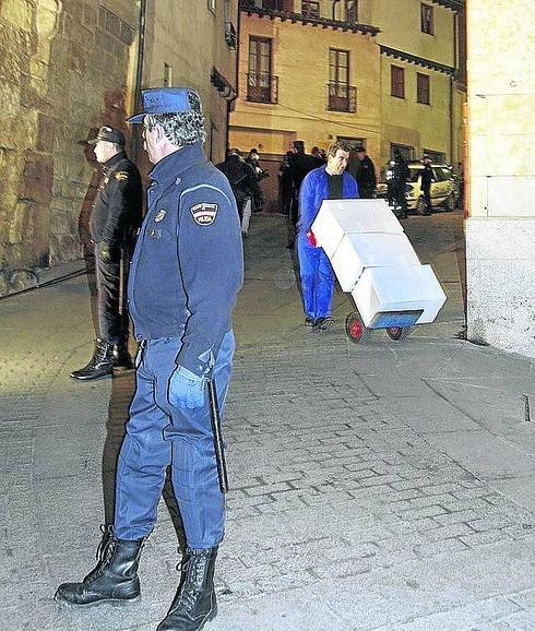 La policía vigiló la primera salida de fondos en 2006. 