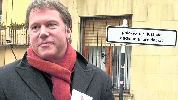 El director inglés Justin Webster, delante del Palacio de Justicia de la capital leonesa.
