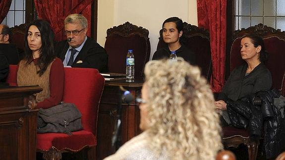 Las tres acusadas durante el juicio. J. Casares