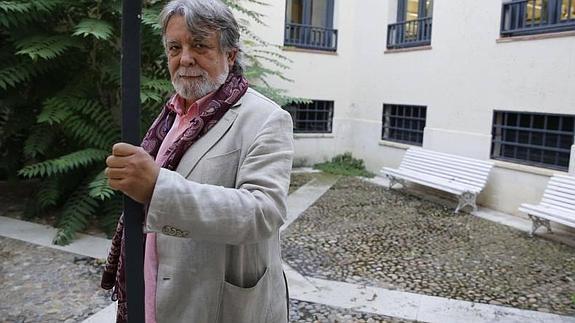 El escritor orensano Alfredo Conde, ganador de la última edición del Premio Ateneo de Novela. 