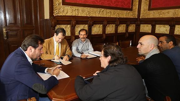 Reunión del alcalde de Valladolid, Óscar Puente, con miembros de la Asociación de Taxistas Asalariados. 