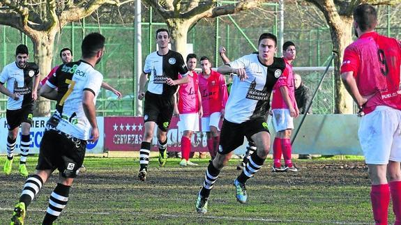 Castillo celebra el gol que marcó ayer en el Municipal de Veguellina.