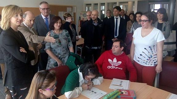 La consejera de Familia, Alicia García, durante la visita al centro. 