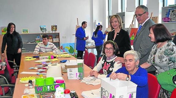 La consejera de Familia e Igualdad de Oportunidades, Alicia García, visitó el centro acompañada del presidente de Acopedis y la alcaldesa de Peñaranda. CECILIA HERNÁNDEZ