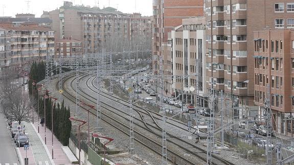 El canal ferroviario a su paso por la ciudad. 