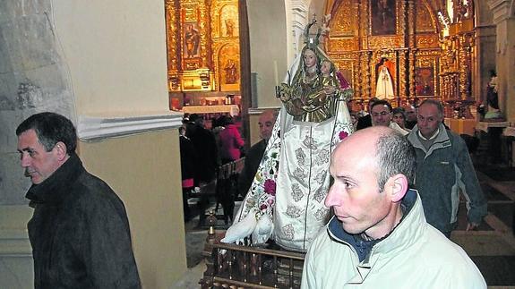 Procesión del año pasado con la imagen de la Virgen de las Candelas por el interior de la iglesia. 