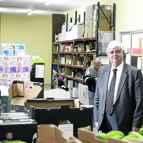 Godofredo García en el interior de la nave situada en la calle Sumatra. 