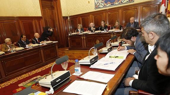 La mesa presidencial y algunos diputados provinciales, en la sesión plenaria que celebró la Diputación.