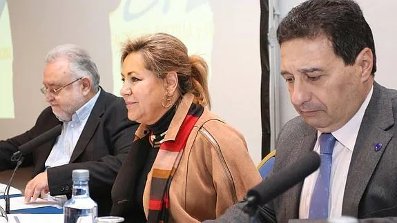 El presidente de Aceecyl, Gregorio García; la vicepresidenta de la Junta y consejera de Empleo, Rosa Valdeón, y el presidente de Agevalcee y vicepresidente de Conacee, Juan José Serrano.