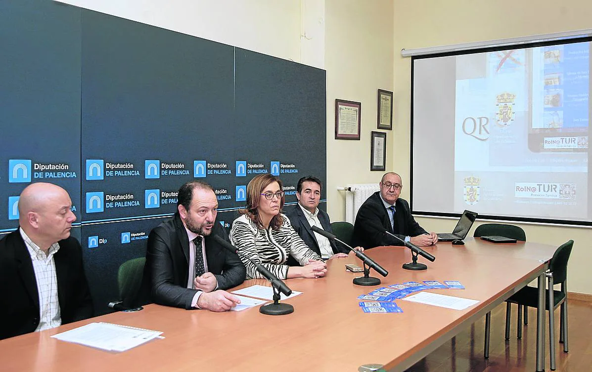 El alcalde de Frómista, Fernando Díez (segundo por la izquierda), junto a la presidenta de la Diputación, Ángeles Armisén, presenta ayer el proyecto.