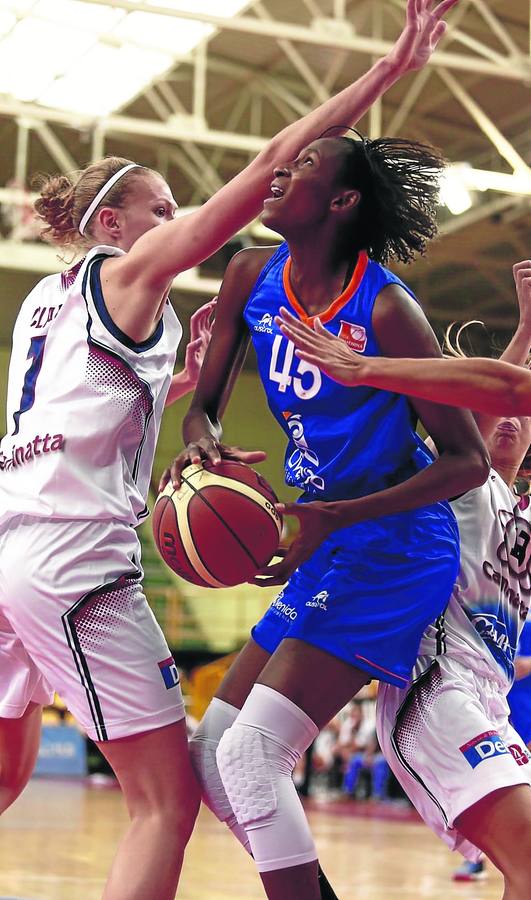 Astou Ndour protege el balón en un partido de esta temporada.