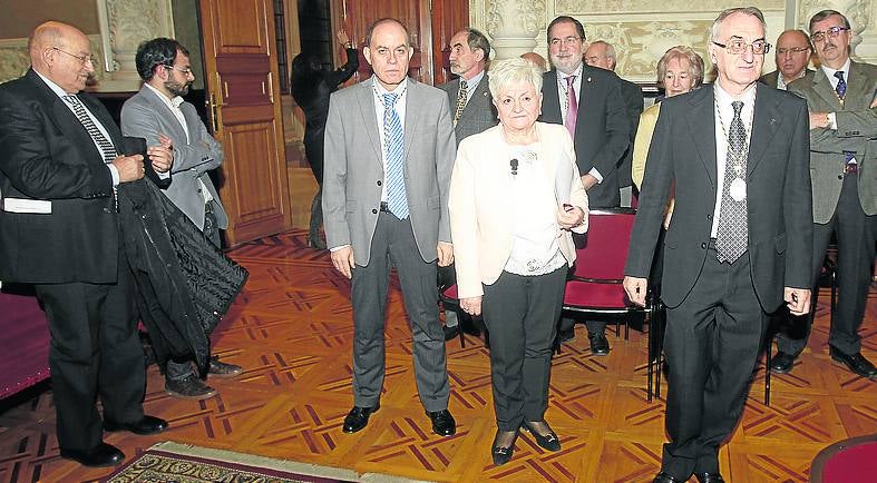 Andrea Herrán, rodeada de los académicos y su familia. 