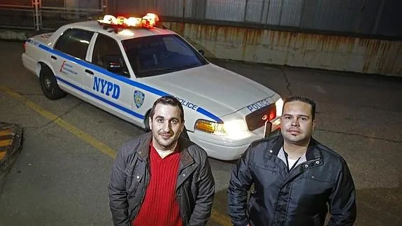 Sergio Baz y Alberto Gregorio López, con el coche de la Policía de Nueva York.