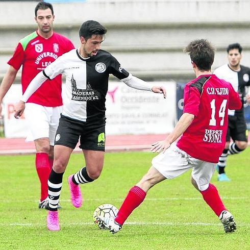 Vitolo, autor del gol de la victoria, se marcha de Álex, del CD Ejido 