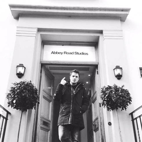 Dani Martín en la puerta de Abbey Road Studios.