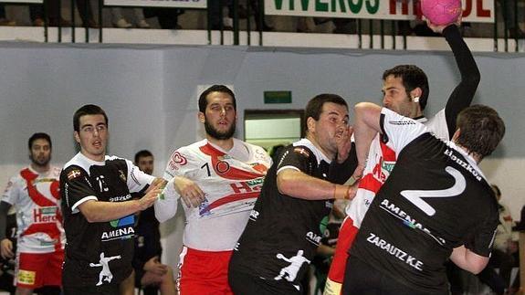 Momento de un partido en Nava.