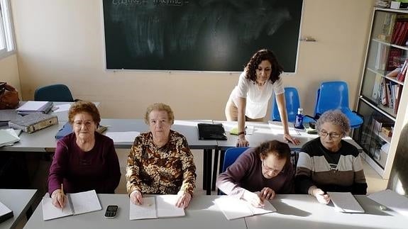 Clara, Rosa, Maruja y Lidia, con la profesora Azucena, en las clases de alfabetización en La Rondilla.