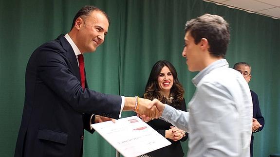 Óscar Calleja Ruiz, del Banco Santander; e Imelda Rodríguez, rectora de la UEMC, en la entrega de becas. 
