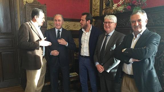 Reunión del alacalde con otros representantes del futuro Consorcio.
