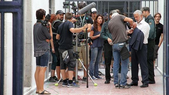 El actor Adolfo Fernández y el equipo de rodaje de la serie 'B&B', en la vieja cárcel de Segovia.