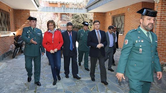 Francisco Vázquez y Pilar Sanz visitan al cuartel de Coca, uno de los últimos que se ha reformado. 