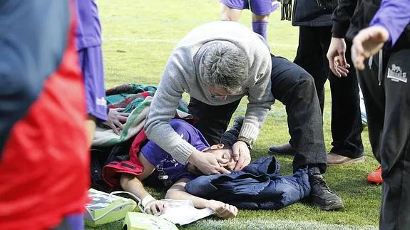 El médico Ángel González Vicente atiende a Camilo, inconsciente. 