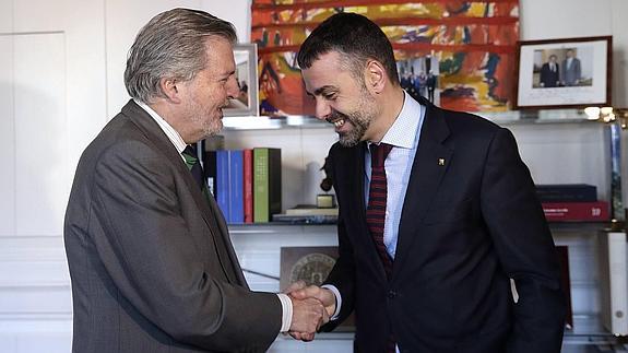 El ministro de Cultura Méndez de Vigo estrecha la mano del nuevo conseller catalán, Santi Vila. 