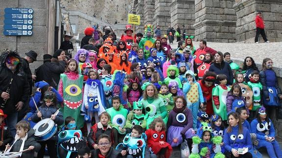 Los integrantes del numeroso grupo del Taller de Animación a la Lectura, vestidos de 'Cuentos monstruosos', antes de la salida en el Azoguejo. 