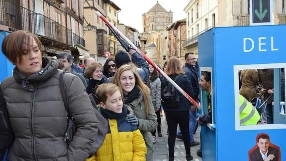 El grupo del 'Peaje del Bien' corta el paso al público en el Carnaval de Toro.