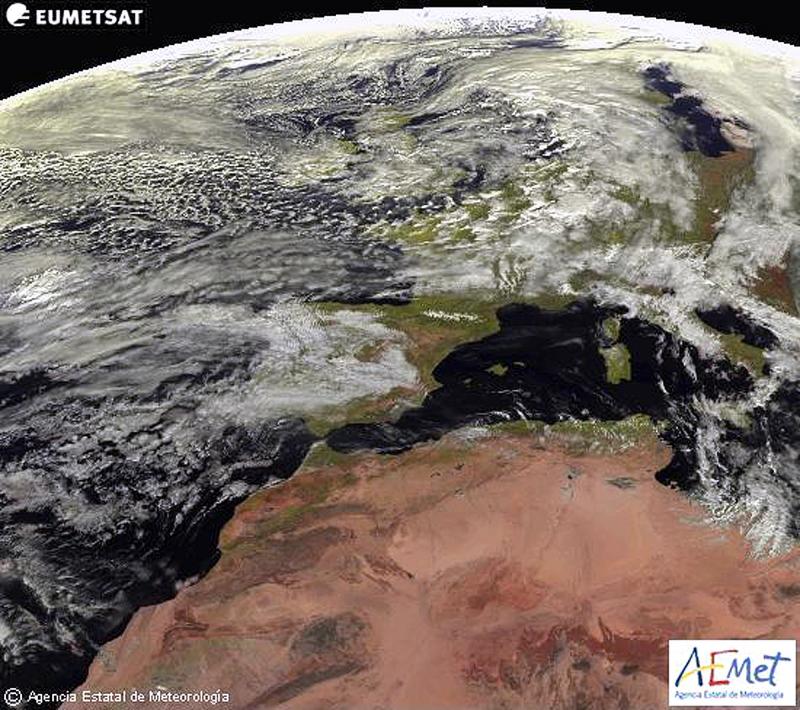 La imagen muestra con claridad la borrasca sobre las Islas Británicas, que envía nubes y viento a la península. 